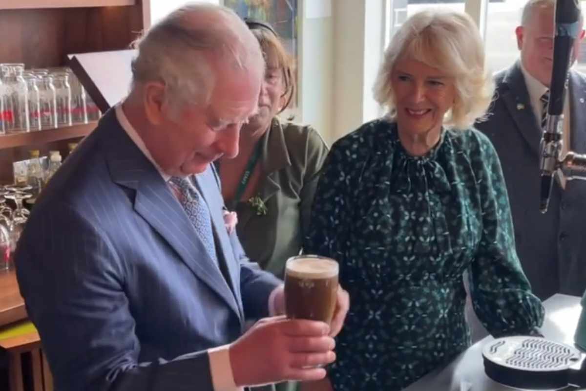 Camilla Parker Bowles e Príncipe Charles comemorando dia de St. Patrick