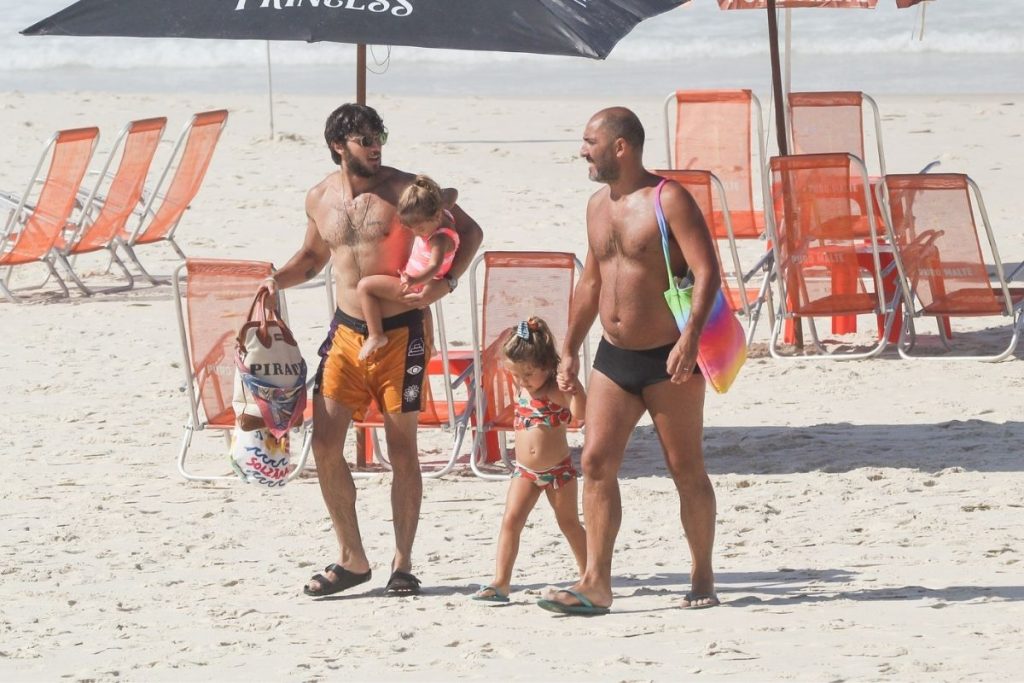 chay suede na praia com a filha