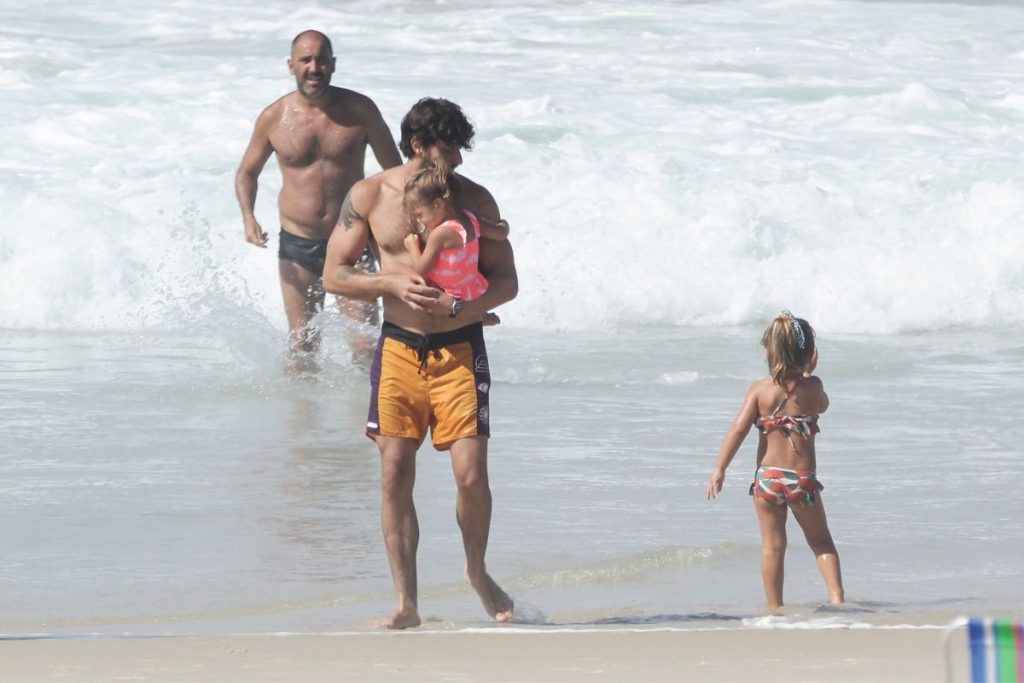 chay suede na praia com a filha