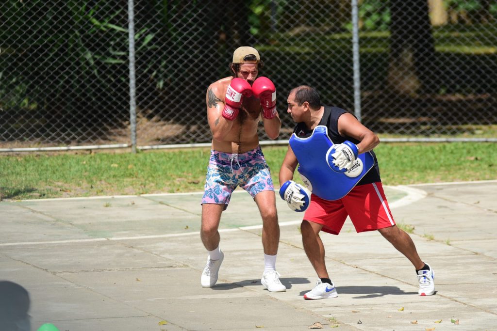 Chay Suede treinando boxe em praça de SP