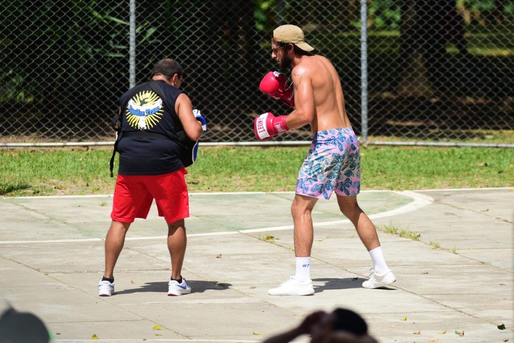 Chay Suede luta boxe com treinador em SP