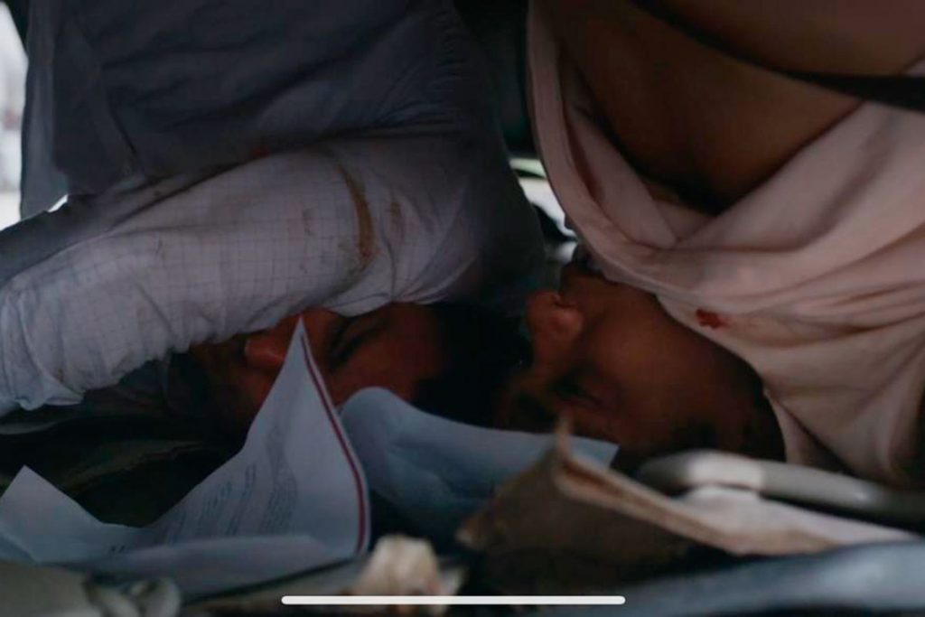 Christian (Cauã Reymond) e Ravi (Juan Paiva) sofreram um acidente de carro em Um Lugar Ao Sol
