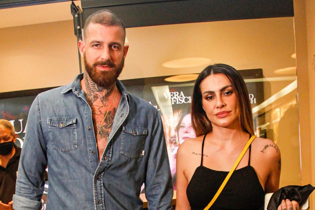 Cleo e o marido Leandro D'Lucca conferiram peça estrelada por Vera Fischer