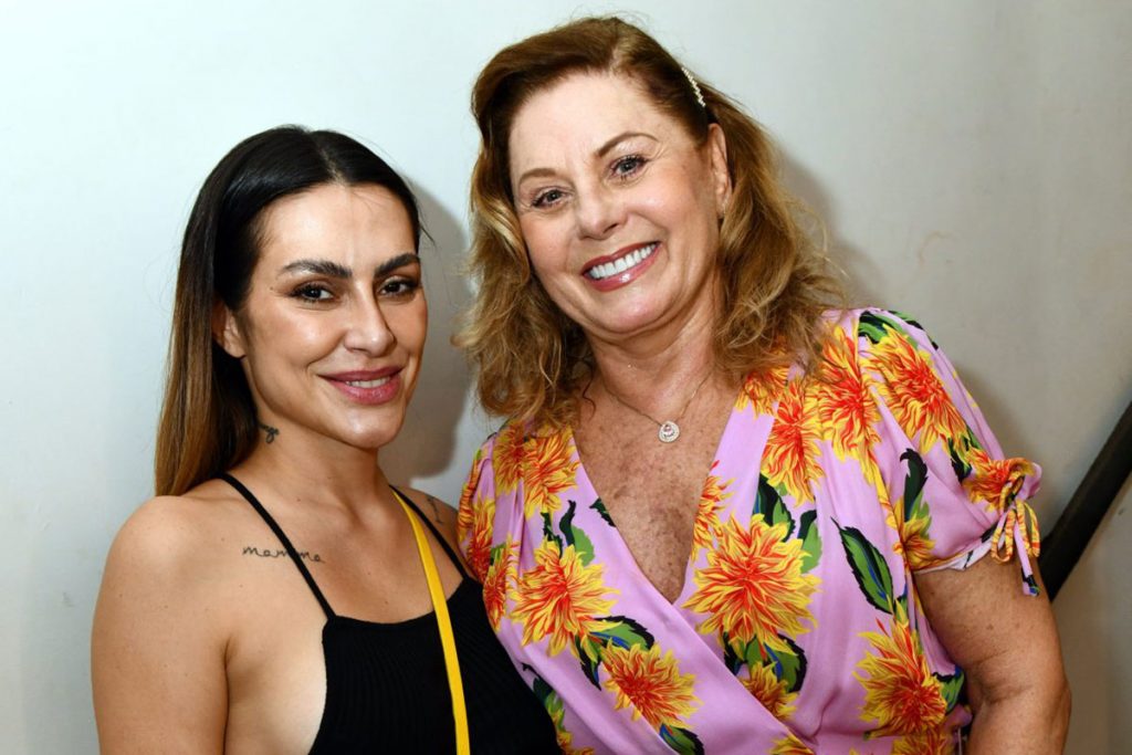 Cleo fez questão de posar ao lado da artista