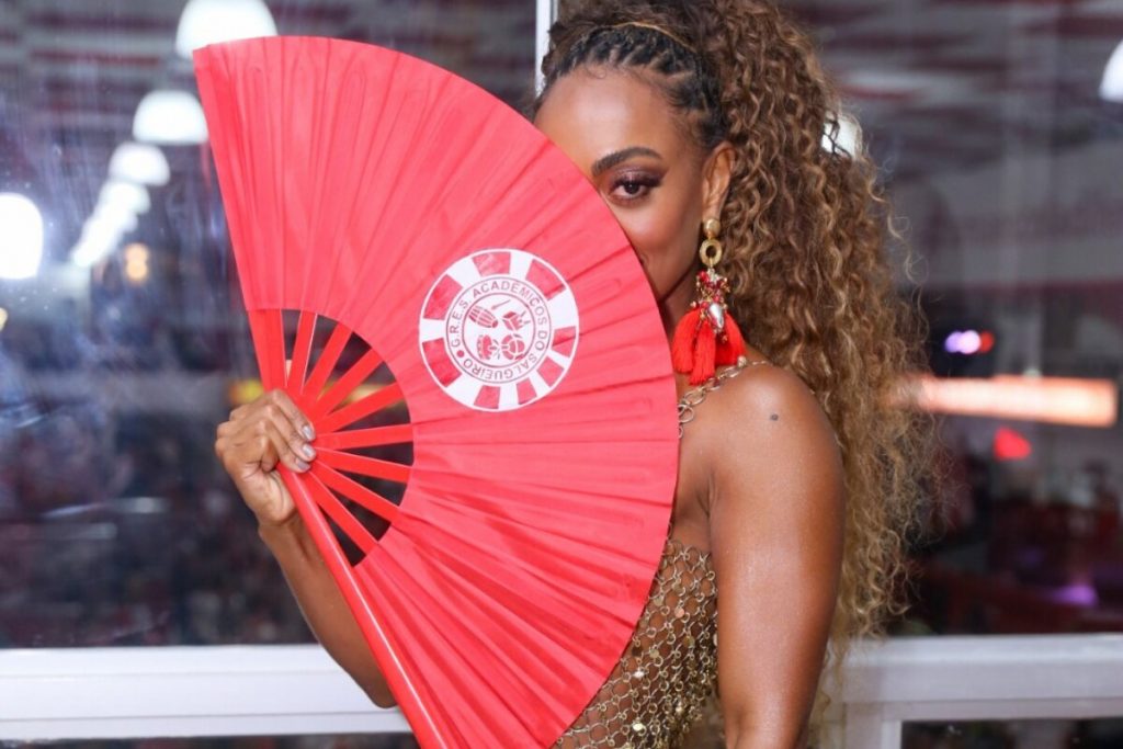 Dandara Mariana segurando um leque