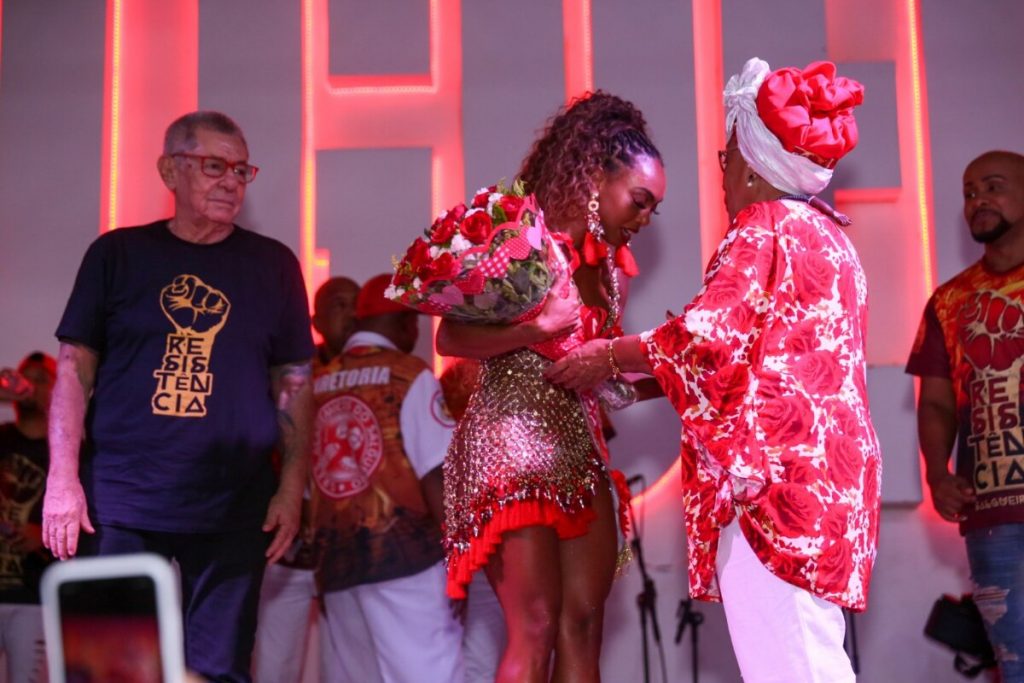 Dandara Mariana recebendo a faixa de música