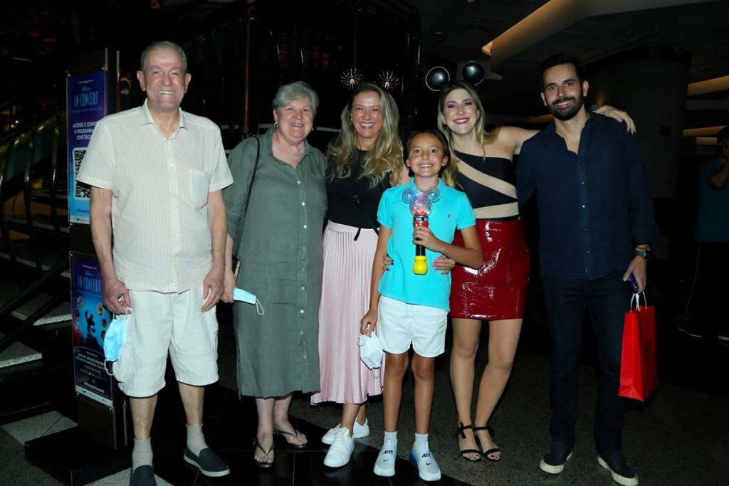 Dani com namorado e família