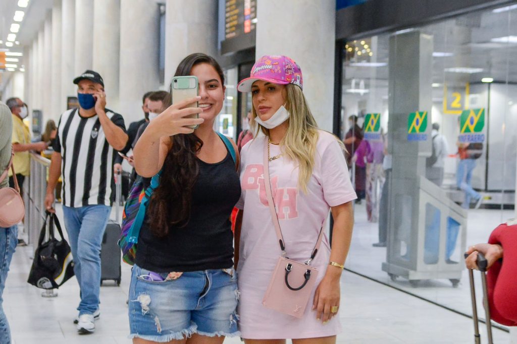 Deolane Bezerra com fã em aeroporto