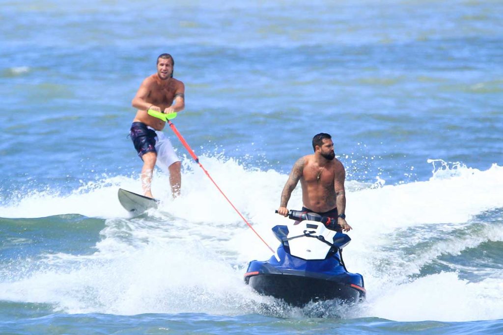 Diego Alemão praticando wakeboard