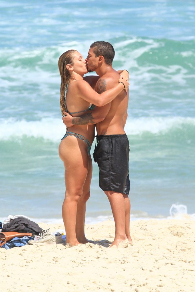 Douglas Sampaio e Camilla Luna aos beijos em praia do RJ