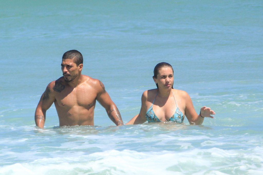 Douglas Sampaio e Camilla Luna curtem dia de sol em praia do RJ