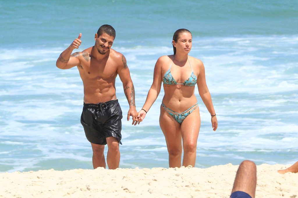 Douglas Sampaio e Camilla Luna curtem dia de sol em praia do RJ