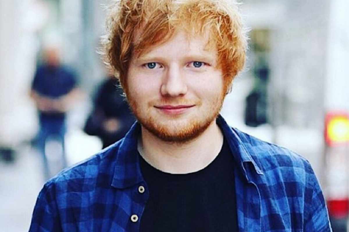 Ed Sheeran de camisa azul