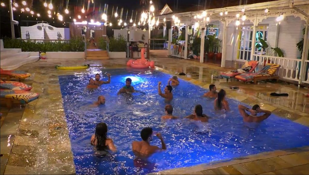 Elenco do 'De Férias Com o Ex: Caribe' curte banho de piscina no reality