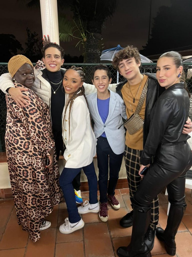 Elenco de 'Poliana Moça' posando para foto