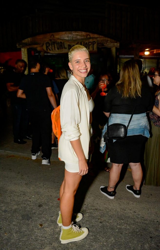 Bruna Linzmeyer de cabelo loiro raspado