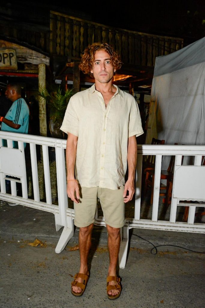 Jesuita Barbosa de bermuda e camisa bege