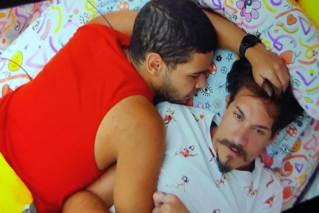 Vinicius abraçando Eliezer durante exibição do BBB22