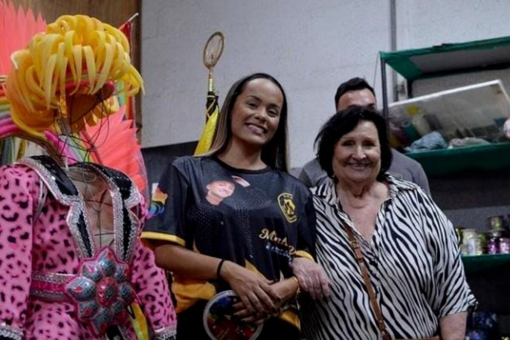 Rainha da bateria da São Clemente, Raphaela Gomes e Dona Deia Lúcia