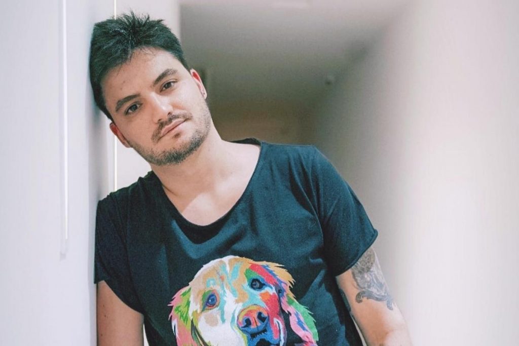 Felipe Neto posando para foto