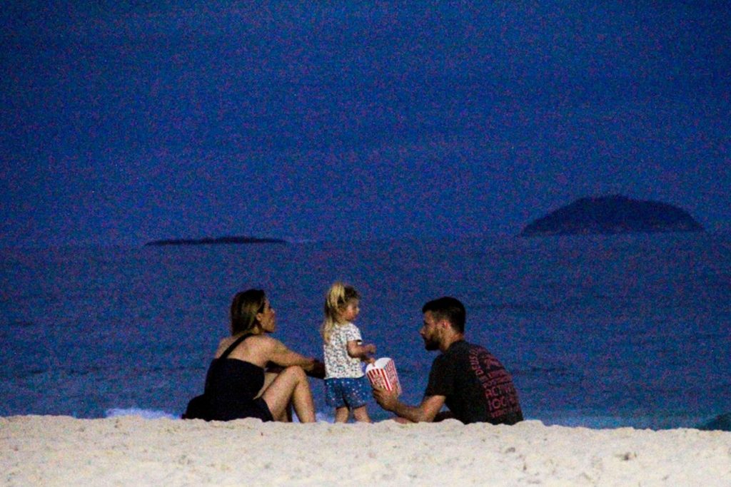 A pequena aproveitou para comer pipoca na companhia dos papais famosos