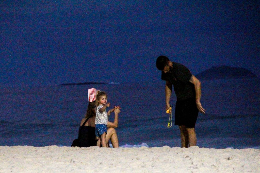 Fernanda Lima e Rodrigo Hilbert curtiram praia com a filha Maria Manoela