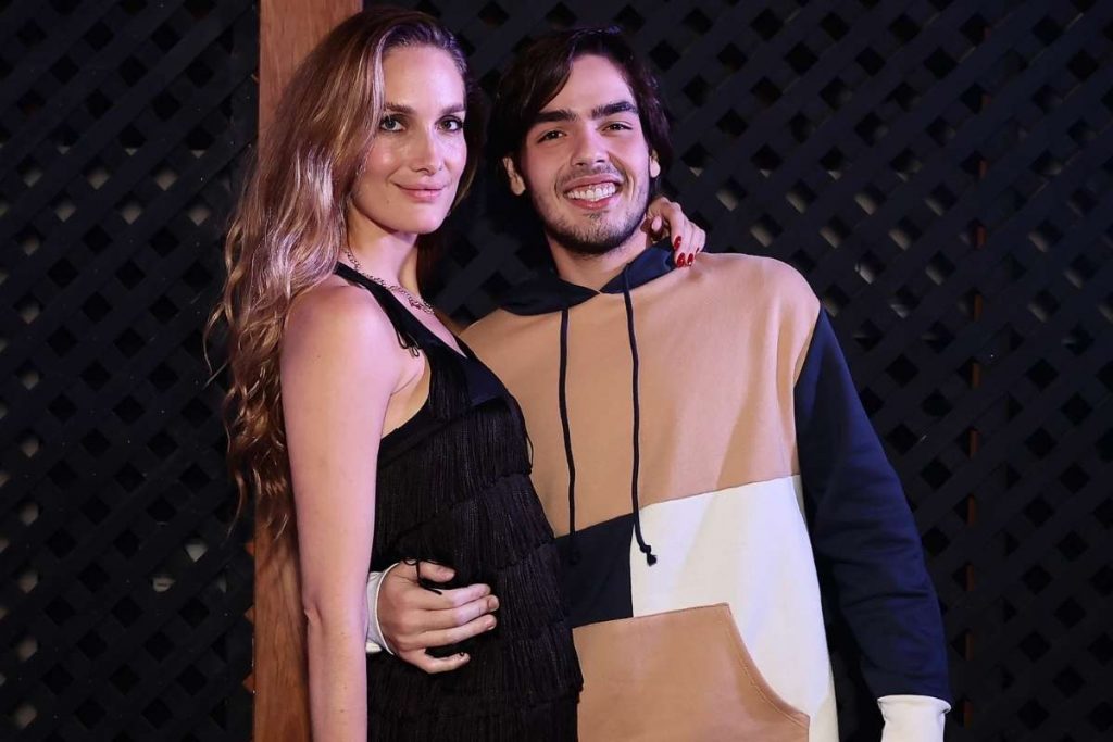 João Guilherme dá beijão em Schynaider