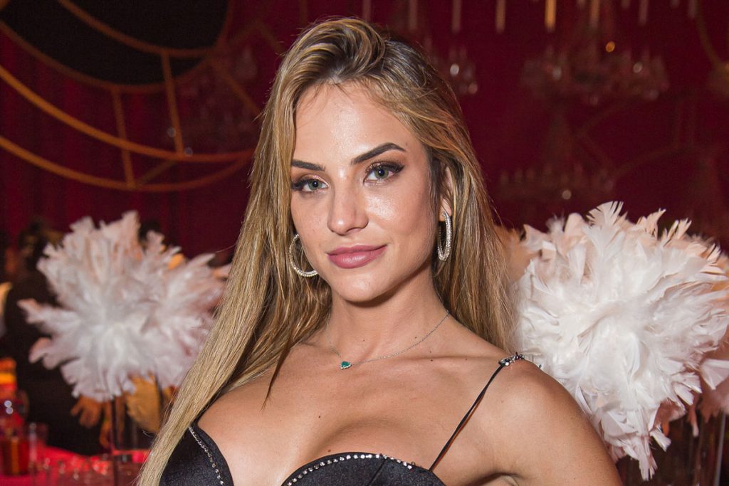 Gabi Martins em desfile da Gkay