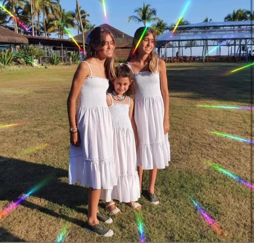 Gêmeas de Giovanna ANtonelli posam para foto com prima em casamento