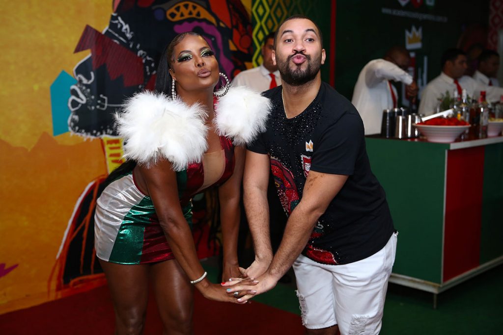 Gil do Vigor fez questão de posar ao lado de Adriana Bombom