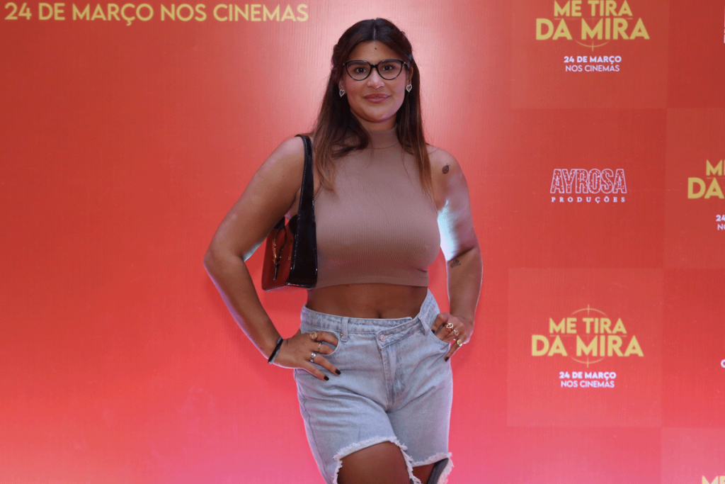 Giulia Costa em pré-estreia do filme Me Tira da Mira