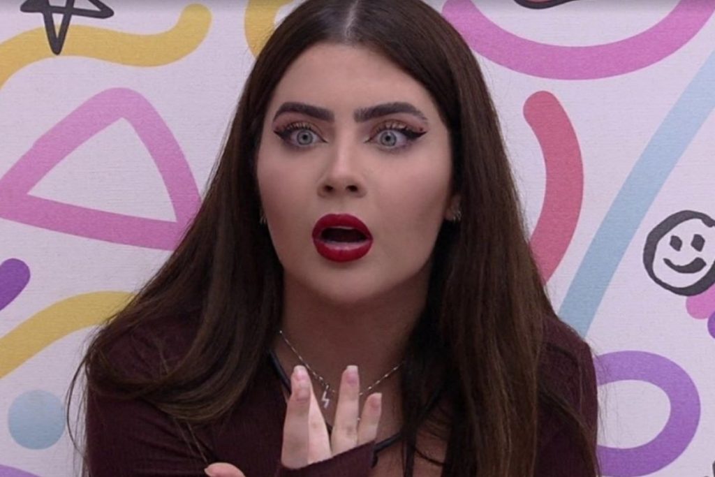 Jade Picon com cara de assustada