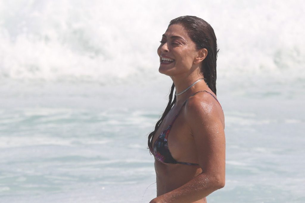 A atriz também aproveitou para tomar um banho de mar