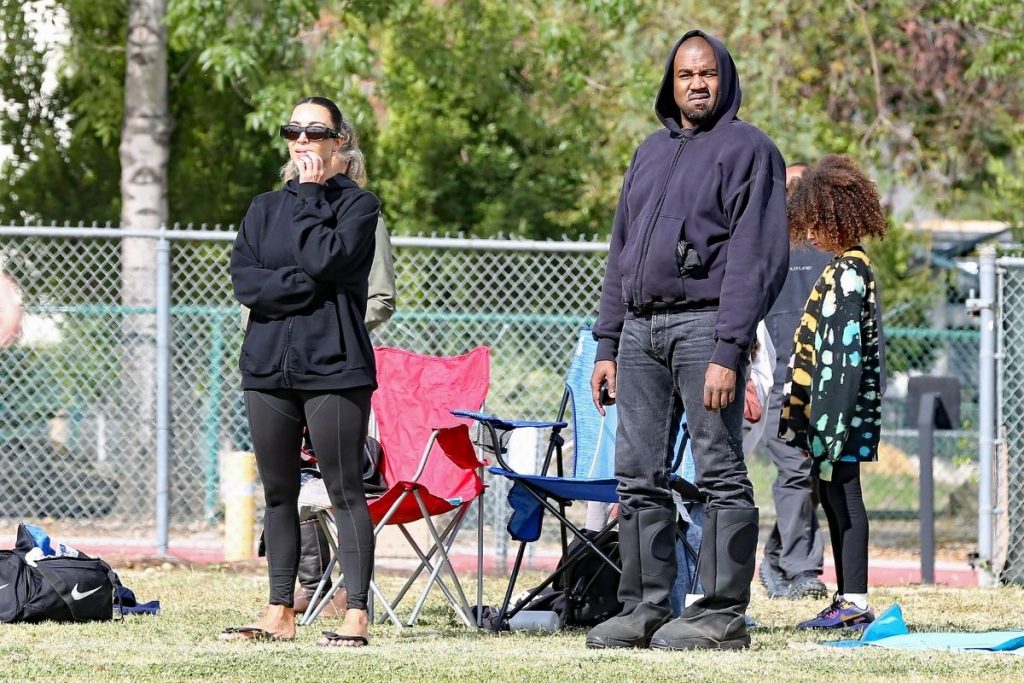 Kim Kardashian e Kanye West junto com os filhos