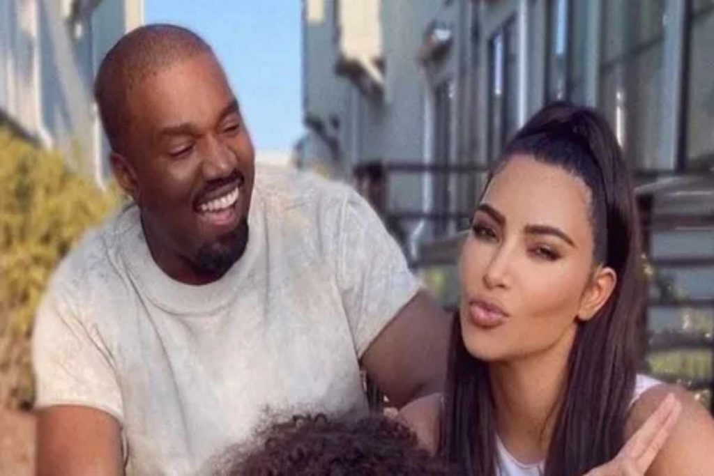 Kanye West sorrindo em foto antiga, com Kim Kardashian