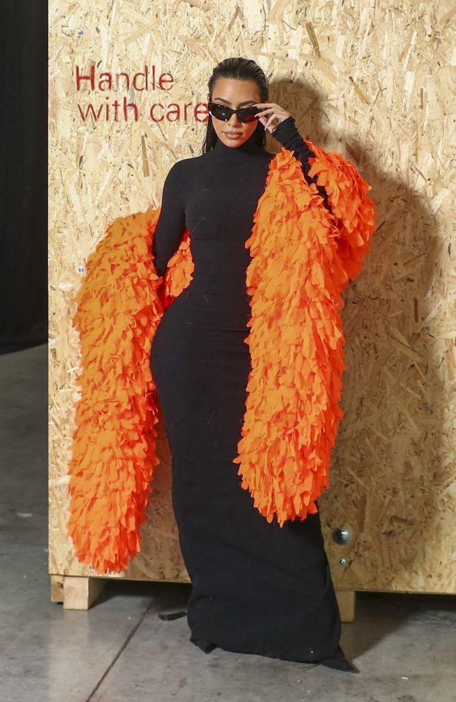 Kim Kardashian exibe look em desfile de marca famosa