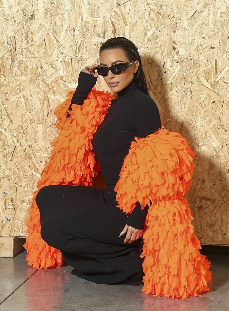 Kim Kardashian exibe look em desfile de marca famosa