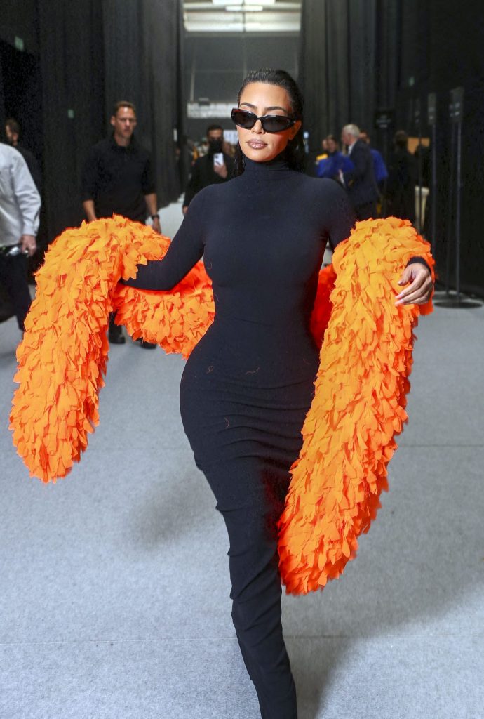 Kim Kardashian exibe look em desfile de marca famosa