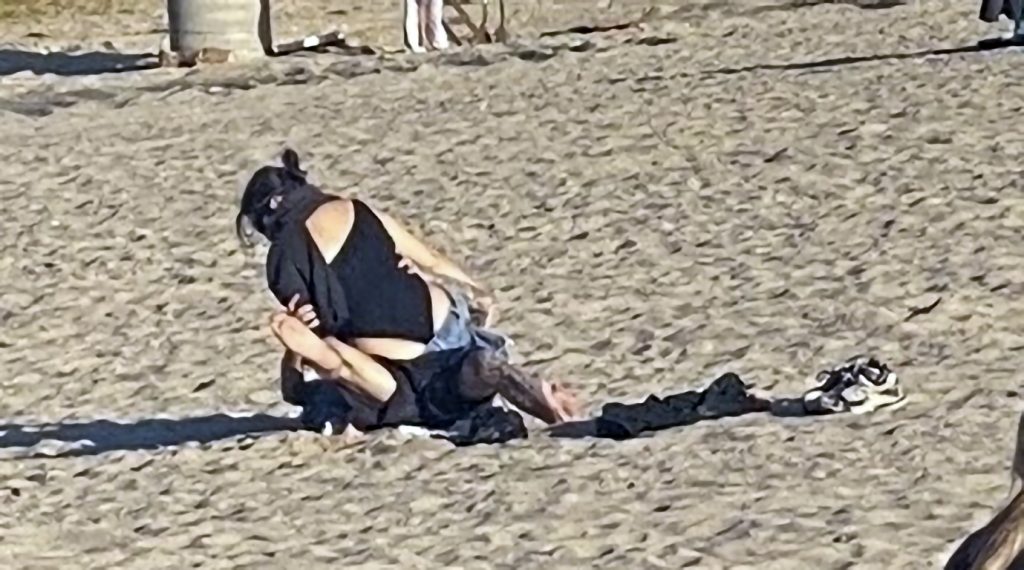 Kourtney Kardashian e Travis Barker em clima quente em praia da Califórnia