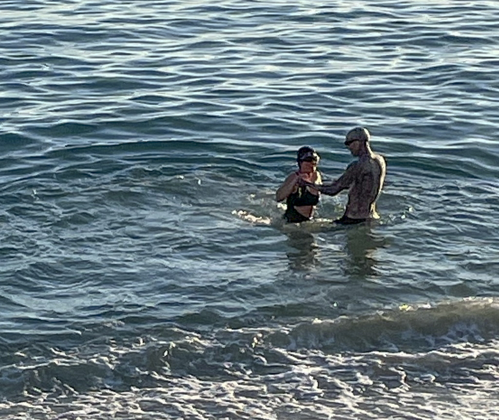 Kourtney Kardashian e Travis Barker curtem dia de sol em clima quente em praia da Califórnia