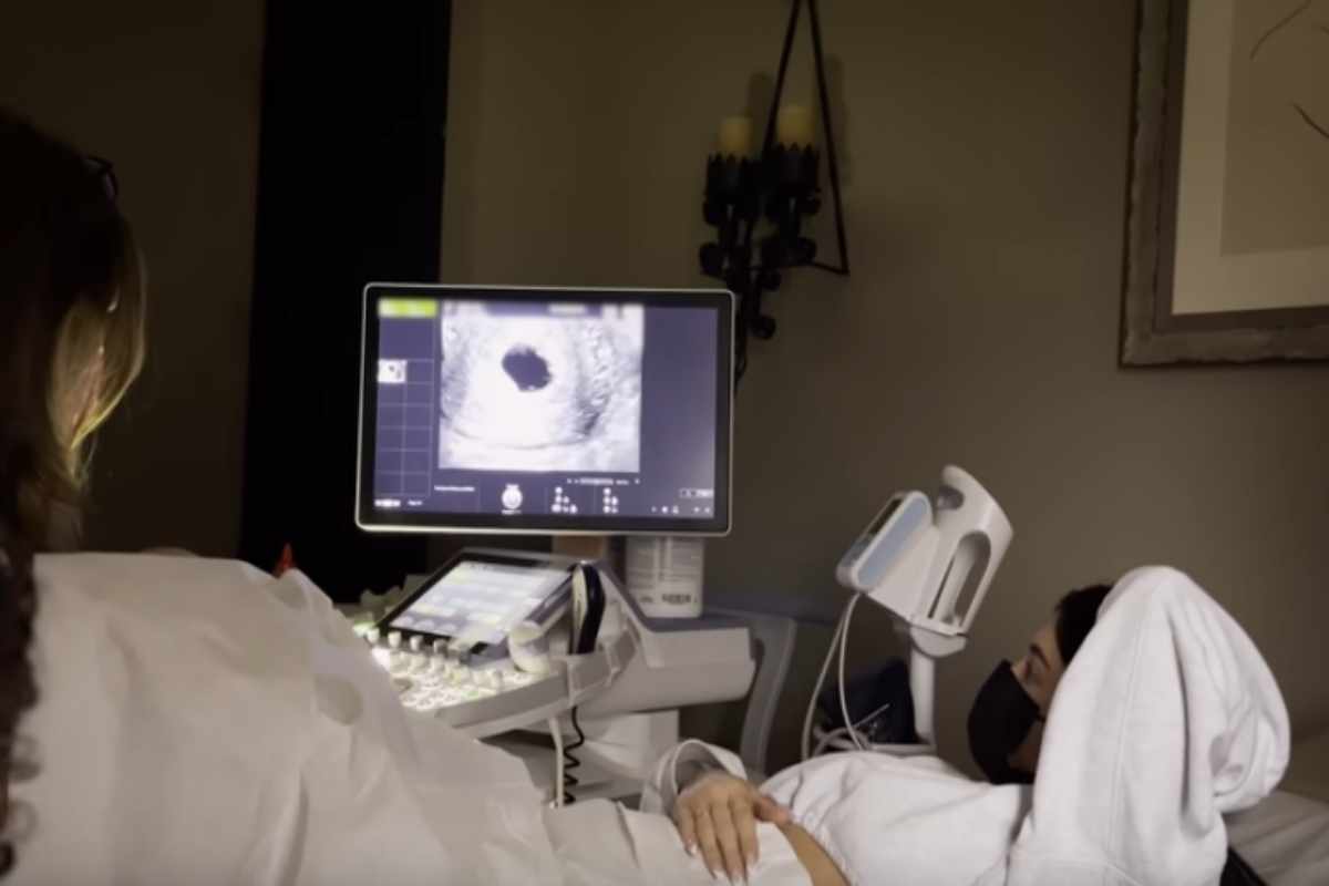 Kylie Jenner fazendo ultrassom