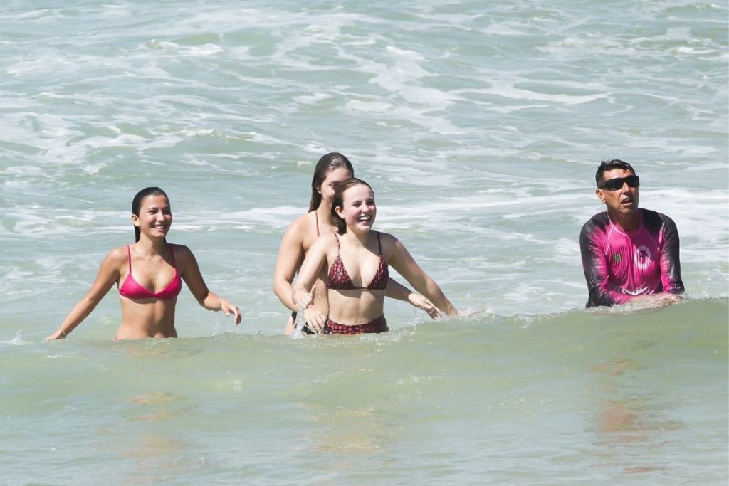 larissa manoela na praia da barra da tijuca