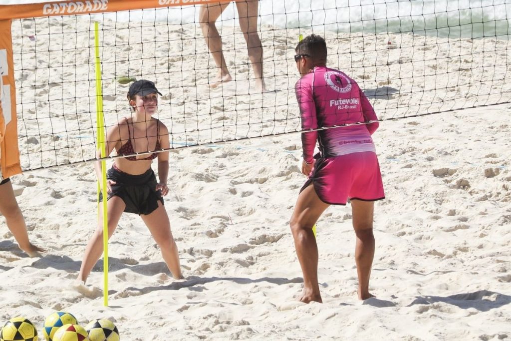 larissa manoela na praia da barra da tijuca