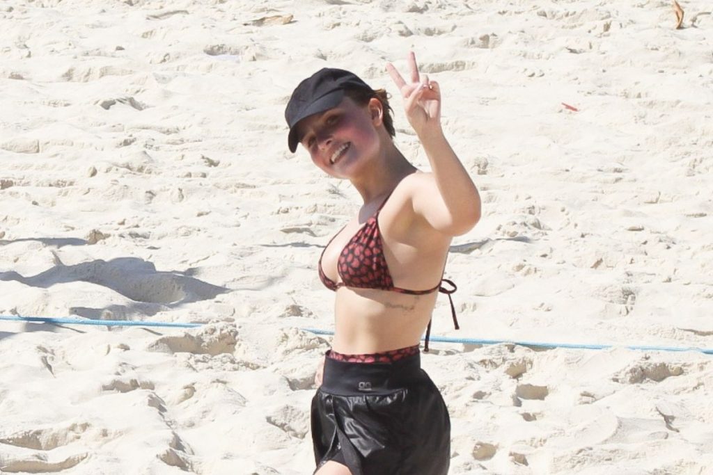 larissa manoela na praia da barra da tijuca