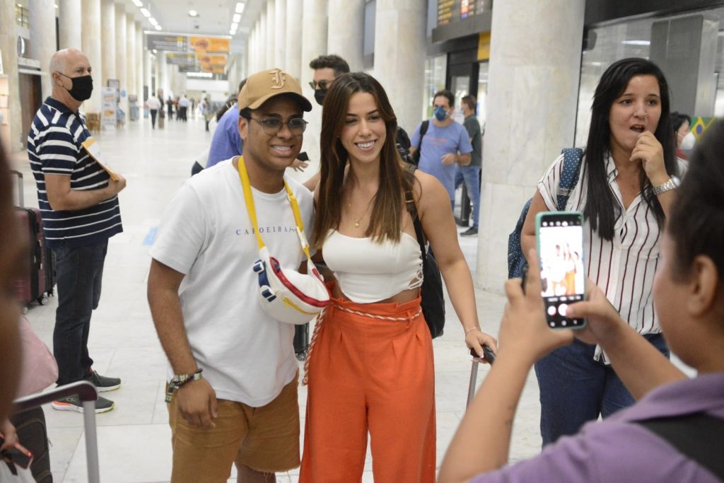 Larissa Tomásia posando para fotos em aeroporto do RJ