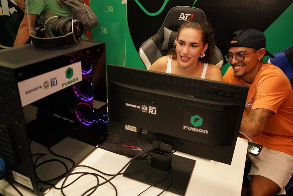 Lívian Aragão acompanhou o namorado João Victor Façanha em evento gamer