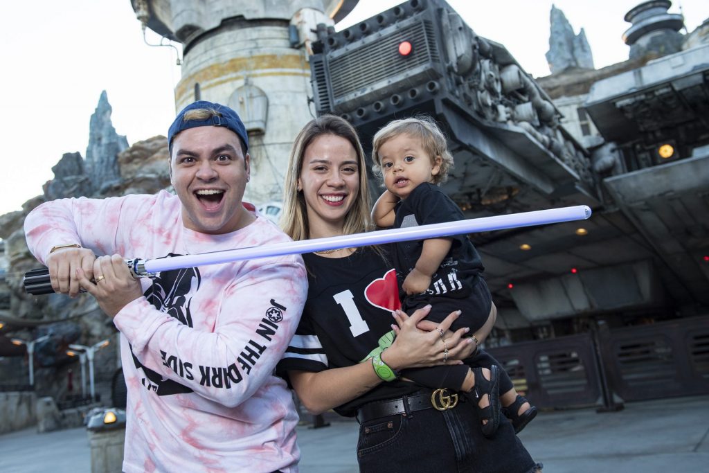 Luccas Neto curte dias na Disney ao lado da família