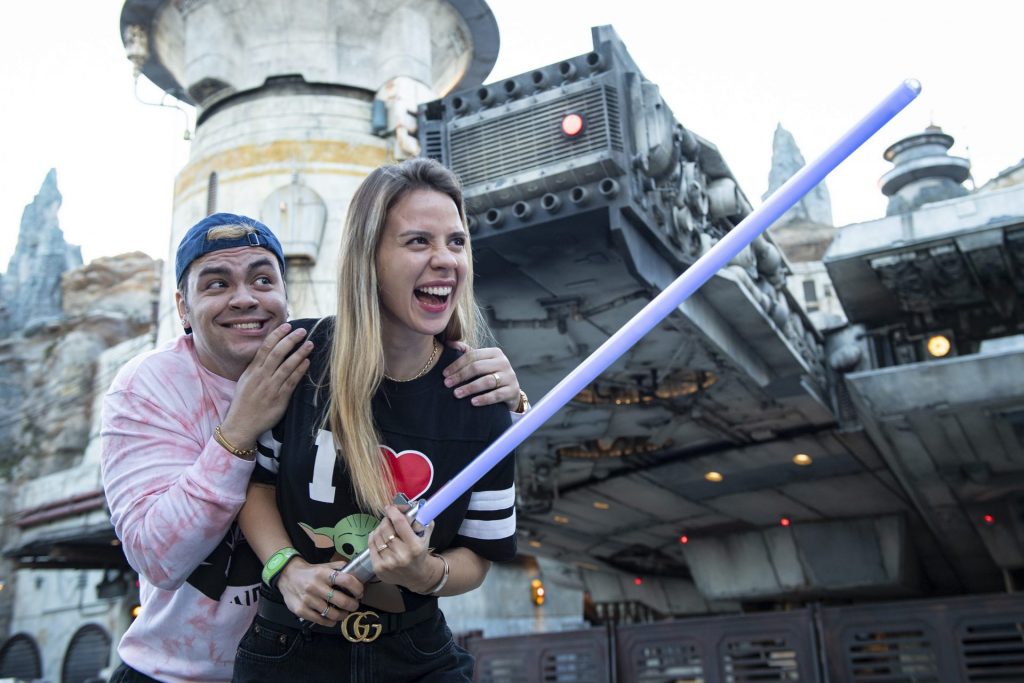 Luccas Neto e sua esposa, Jéssica, posando para foto em parque da Disney