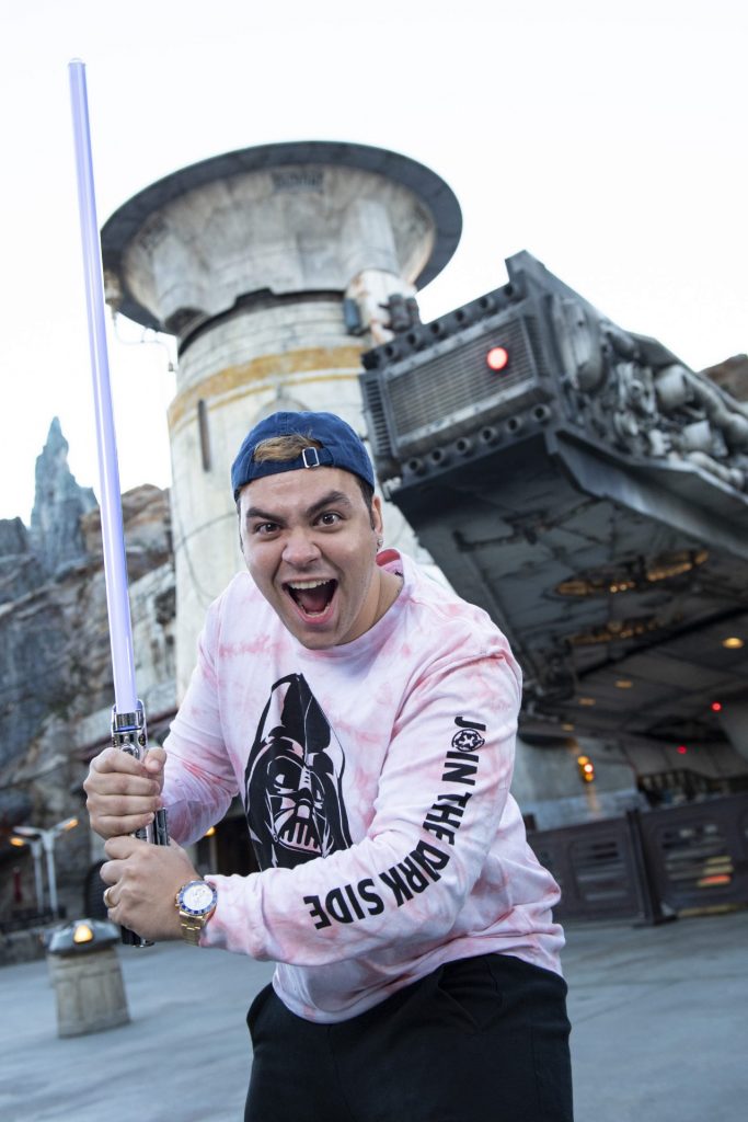 Luccas Neto posando em cenário de parque temático na Disney