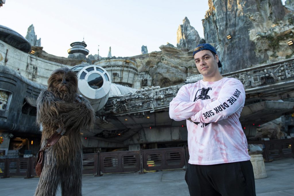 Luccas Neto posando em cenário de parque temático na Disney